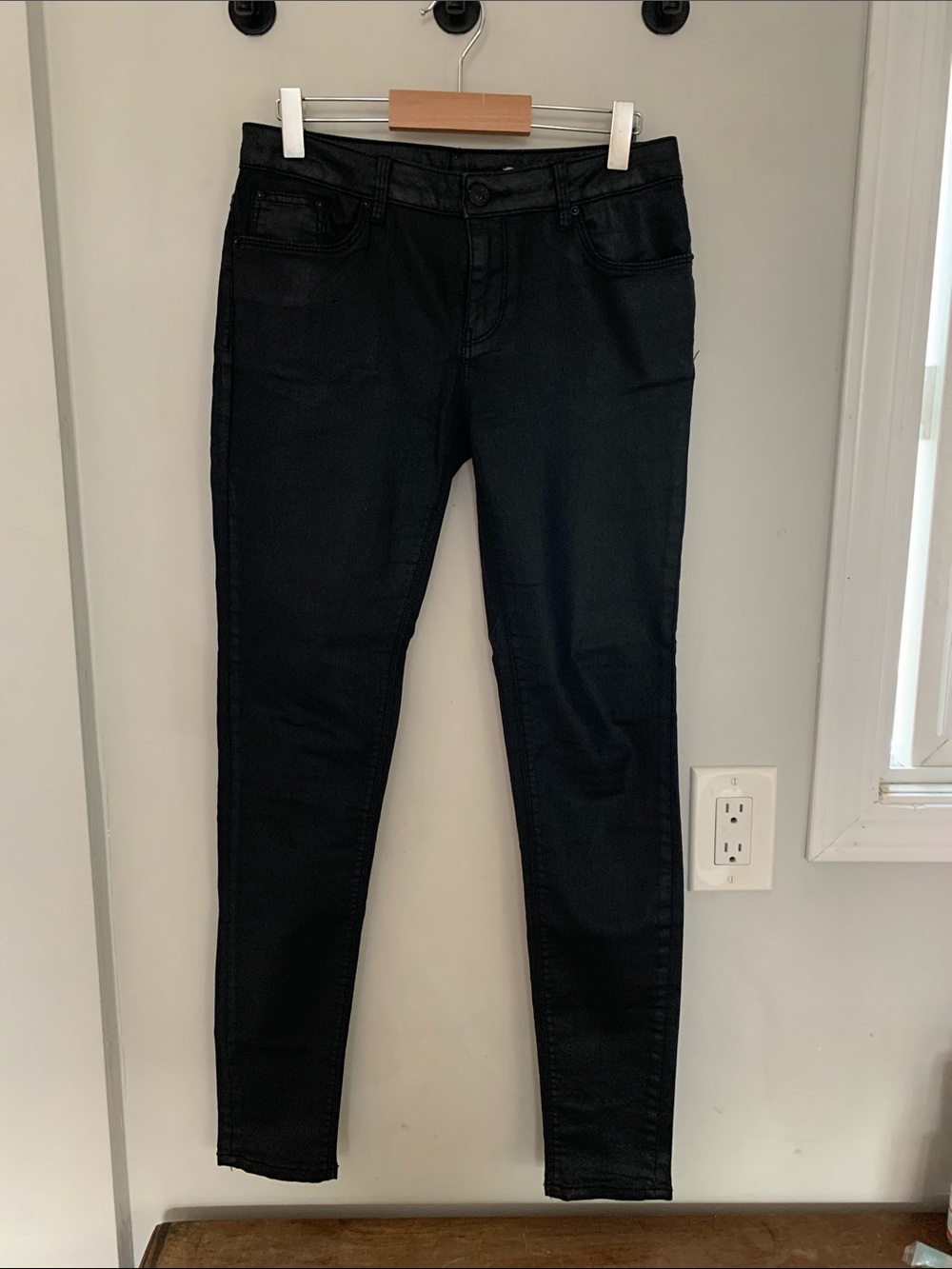 Zara Women’s Black Coated Skinny Jeans – Size 2 🖤